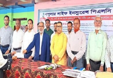 চাঁদপুরে পপুলার লাইফের ৫ কোটি টাকার বীমাদাবির চেক হস্তান্তর